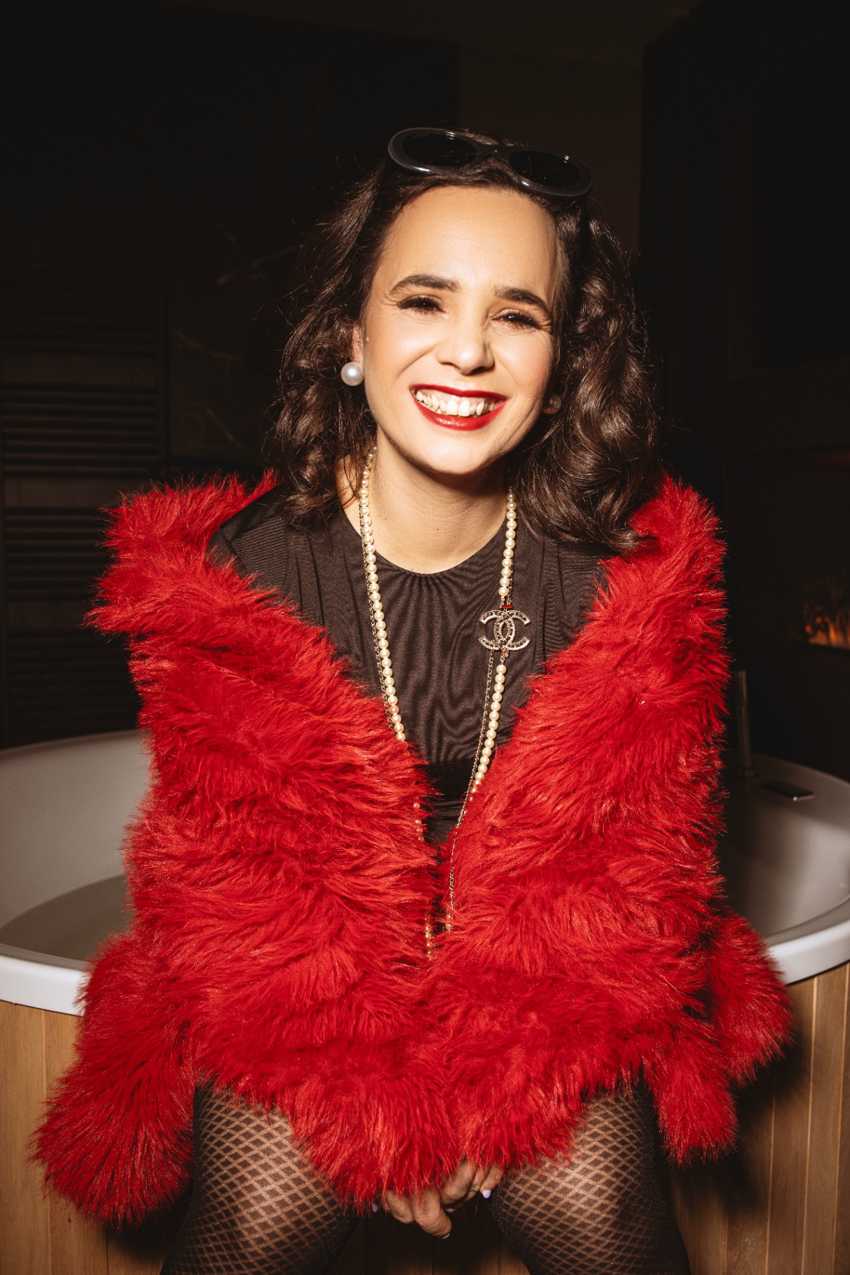 Simone in een rode fluffy jas